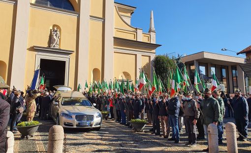Il saluto delle penne nere davanti alla chiesa di San Giulio Il saluto delle penne nere davanti alla chiesa di San Giulio