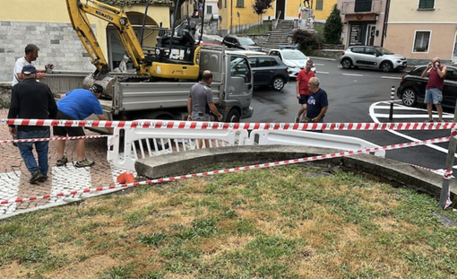Incidente a Maccagno, camion colpisce muro vicino alla stazione: crollo in centro Incidente a Maccagno, camion colpisce muro vicino alla stazione: crollo in centro