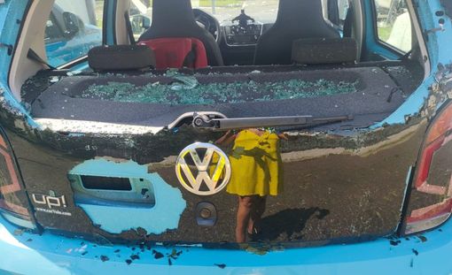 Una delle centinaia di auto devastate dalla grandine tra Gerenzano e Saronno (foto IlSaronno.it)