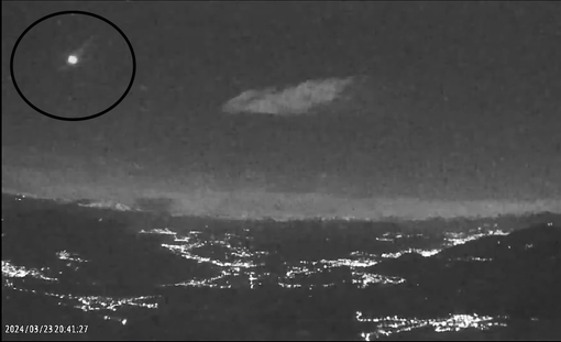 La meteora (nel cerchio) solca i cieli di Varese nella foto diffusa dalla Società Astronomica Schiaparelli