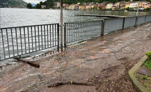 L'acqua del lago ha raggiunto piazzale Luraschi, a Porto Ceresio