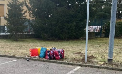 I rifiuti abbandonati da ignoti fuori dalla scuola di Sangiano I rifiuti abbandonati da ignoti fuori dalla scuola di Sangiano
