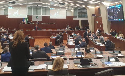 Regione, ok alla mozione sul velo. Ma salta il divieto di indossarlo a scuola Regione, ok alla mozione sul velo. Ma salta il divieto di indossarlo a scuola