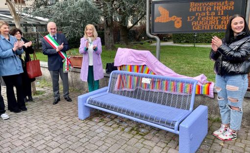 Svelata la panchina lilla fuori dal municipio di Bisuschio