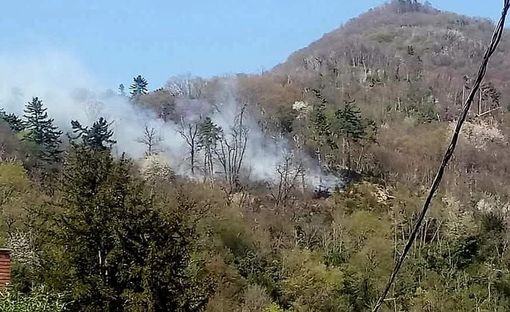 Incendio nei boschi di Induno, il vento riaccende alcuni focolai: squadre al lavoro per la bonifica