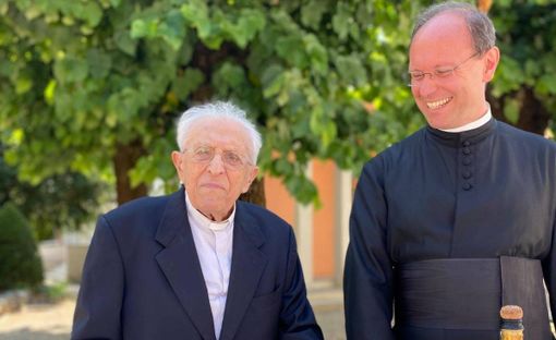 Da sinistra don Cesare Catella e il parroco di Origgio don Riccardo Pontani