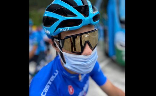 Vincenzo Albanese della Eolo-Kometa in maglia azzurra dopo il ritiro di Dombrowski