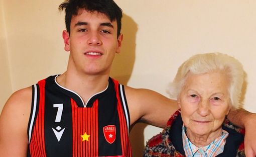 La foto postata da Giambattista Tita Da Rin con sua mamma e il nipote della donna, Simone