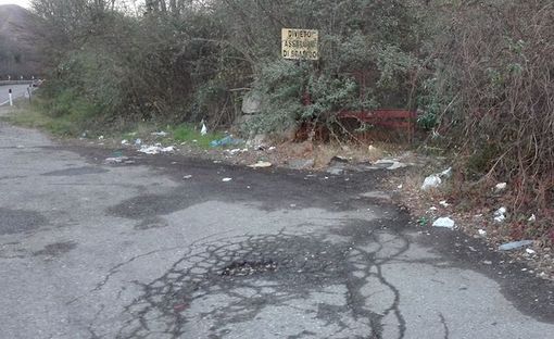 La foto della discarica in Valganna pubblicata da LuinoNotizie La foto della discarica in Valganna pubblicata da LuinoNotizie