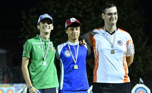 Samuele Barigozzi, al centro, sul primo gradino del podio Samuele Barigozzi, al centro, sul primo gradino del podio