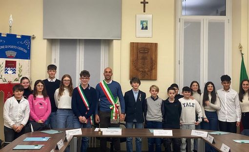 I membri del Consiglio Comunale dei ragazzi assieme al sindaco Marco Prestifilippo (foto Comune di Porto Ceresio) I membri del Consiglio Comunale dei ragazzi assieme al sindaco Marco Prestifilippo (foto Comune di Porto Ceresio)