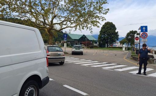 L'incidente stradale all'imbarcadero di Laveno (foto tratta da Luinonotizie.it)