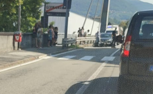 Scontro tra auto e moto a Luino, tre persone coinvolte