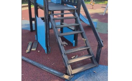 Struttura danneggiata al parco giochi Vittorio Primi Struttura danneggiata al parco giochi Vittorio Primi