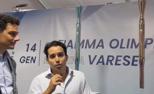 Matteo Cesarini e Alessandro Andreoni in Fiera: alle loro spalle le torce olimpiche che potrannno essere viste da vicino in questi giorni alla Schiranna da tutti i varesini e gli appassionati