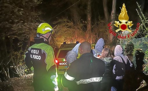 Donna di 73 anni si perde nei boschi di Tronzano, ritrovata sana e salva dai soccorritori Donna di 73 anni si perde nei boschi di Tronzano, ritrovata sana e salva dai soccorritori