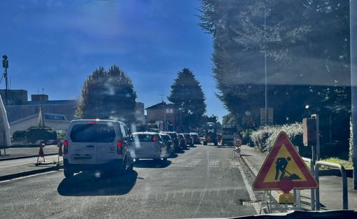 Lavori in corso in viale Aguggiari, chiusa una carreggiata e lunghe code Lavori in corso in viale Aguggiari, chiusa una carreggiata e lunghe code