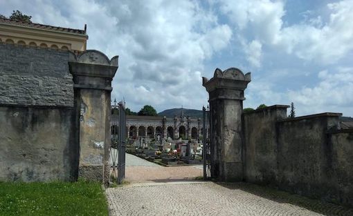 Tragedia a Luino, uomo di 88 anni muore sulla tomba della moglie Tragedia a Luino, uomo di 88 anni muore sulla tomba della moglie