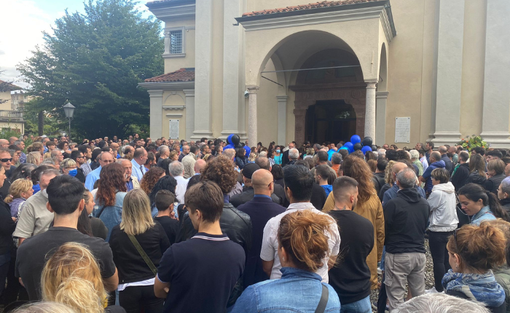 Una folla per l'ultimo abbraccio ad Andrea Rossi: «Grazie, hai aperto i cuori di tante persone» Una folla per l'ultimo abbraccio ad Andrea Rossi: «Grazie, hai aperto i cuori di tante persone»