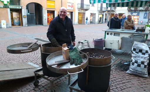 Giuseppe Mantarro da Catania, arrivato a Varese a 4 anni e rimasto per sempre, da 33 anni posiziona il banchetto di castagne in piazza Carducci alle 14,30 e sta lì fino all’orario di chiusura dei negozi. La domenica arriva alle 11