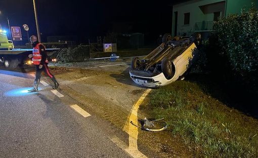 L'auto che si è ribaltata nella notte a Mesenzana (da Luinonotizie.it)