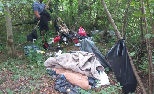 Smantellato un altro bivacco nei boschi della droga: spacciatori in fuga a Sangiano Smantellato un altro bivacco nei boschi della droga: spacciatori in fuga a Sangiano