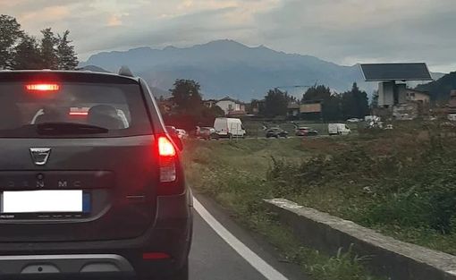 Lunghe code di auto sulla statale 394 a Mesenzana