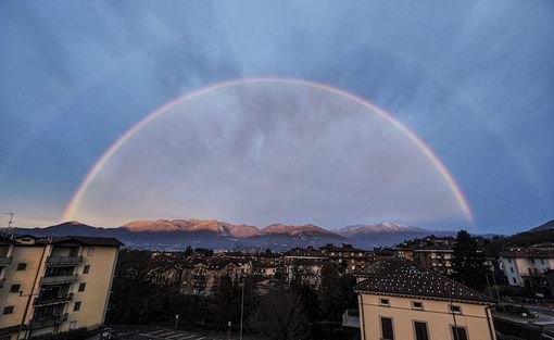 Luino, un magnifico doppio arcobaleno avvolge tutto il lago Luino, un magnifico doppio arcobaleno avvolge tutto il lago