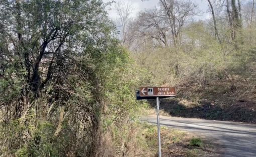 A Castelveccana la Via Crucis lungo la "strada dello spaccio": «Basta indifferenza»