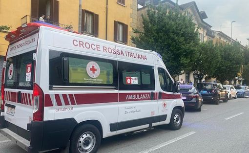 Un diciottenne discute per una sigaretta, poi ferisce un giovane con un coltellino e minaccia due ragazze