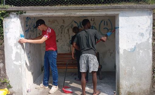 Cassano Valcuvia, i ragazzi della San Martino danno vita alla fermata del bus