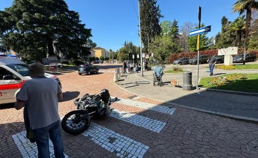 Incidente in centro Luino, automobilista investe un motociclista e scappa Incidente in centro Luino, automobilista investe un motociclista e scappa