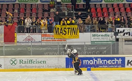 Filippo Matonti, portierino diciassettenne, in trionfo sotto il pubblico dei Mastini arrivato a Caldaro Filippo Matonti, portierino diciassettenne, in trionfo sotto il pubblico dei Mastini arrivato a Caldaro