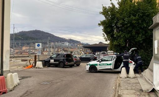 Al via lo sgombero del Ferrotel di Luino: fermate due persone