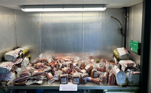 Tornano dalla vacanza con 312 chili di salumi nel bagagliaio: auto svizzera "pizzicata" in dogana