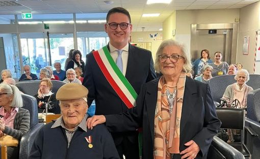 Il sindaco di Barasso Di Renzo Scolari tra gli sposi, il signor Virginio e la signora Maria Rosa