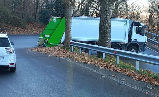 foto del camion incastrato sulla Sp43 tratta da Luinonotizie.it foto del camion incastrato sulla Sp43 tratta da Luinonotizie.it