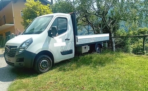 Il camion ritrovato a Maccagno (foto da Luinonotizie.it)