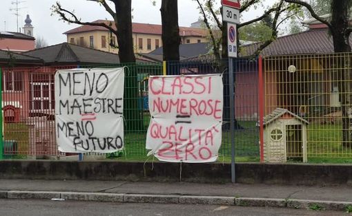 Gli striscioni di protesta affissi dai genitori ai cancelli della scuola dell'infanzia di Casorate Sempione(foto da Facebook) Gli striscioni di protesta affissi dai genitori ai cancelli della scuola dell'infanzia di Casorate Sempione(foto da Facebook)