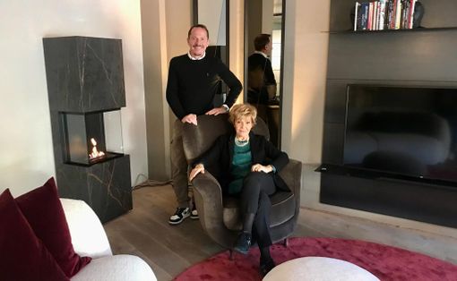 Marco Cantoni e sua mamma Anna all'interno dello showroom di Arredo Design, in via Magenta 7 a Varese