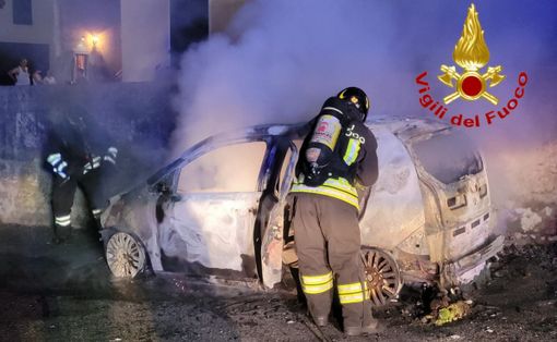 L'auto divorata delle fiamme in via De Amicis a Cittiglio
