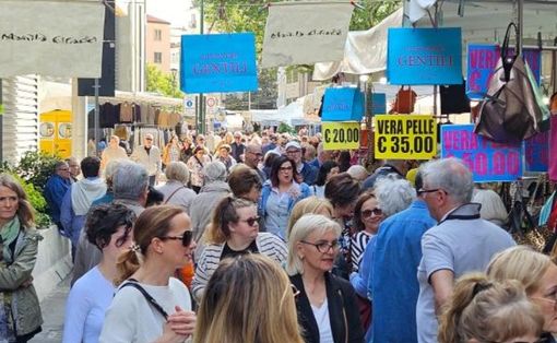 Gli Ambulanti di Forte dei Marmi a Laveno Mombello sabato 30 agosto Gli Ambulanti di Forte dei Marmi a Laveno Mombello sabato 30 agosto