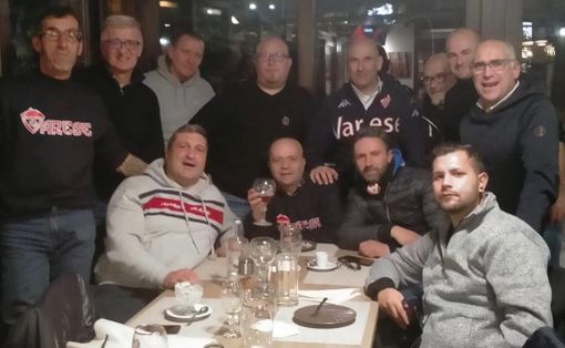 Una parte dello "squadrone" di angeli del Varese insieme ad altri due grandi cuori biancorossi come Paolo e Claudio Limido