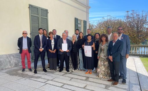 La prevenzione del tumore al seno fa tappa a Sesto Calende: sul Ticino arriva la clinica mobile