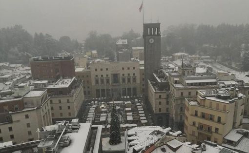 Varese innevata dall'alto nella foto dei vigili del fuoco