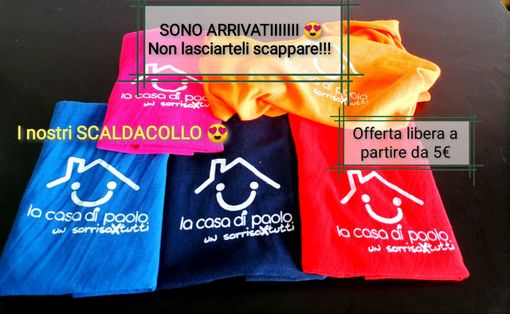 Un regalo che fa bene: per Natale ecco gli scaldacollo solidali de La Casa di Paolo