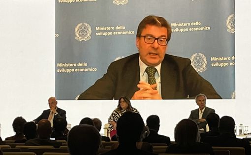 Milano Unica, per il tessile una ripresa inaspettata. E minacciata