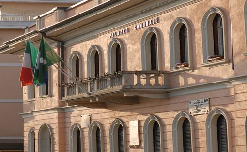 Il palazzo comunale di Angera Il palazzo comunale di Angera