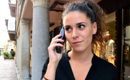 Corso Matteotti, Varese: torna di moda il cellulare minimal anni '90, taciturno, essenziale e poco invadente Corso Matteotti, Varese: torna di moda il cellulare minimal anni '90, taciturno, essenziale e poco invadente