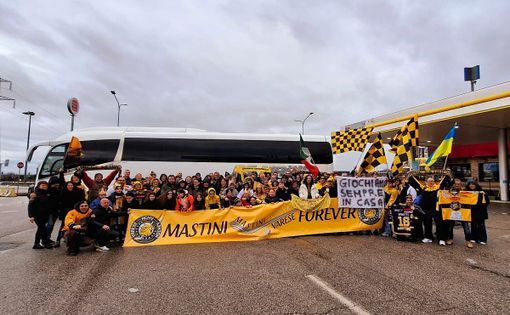 Il popolo giallonero in sosta ad Affi sui pullman di Mastini Forever prima di giungere a Caldaro Il popolo giallonero in sosta ad Affi sui pullman di Mastini Forever prima di giungere a Caldaro